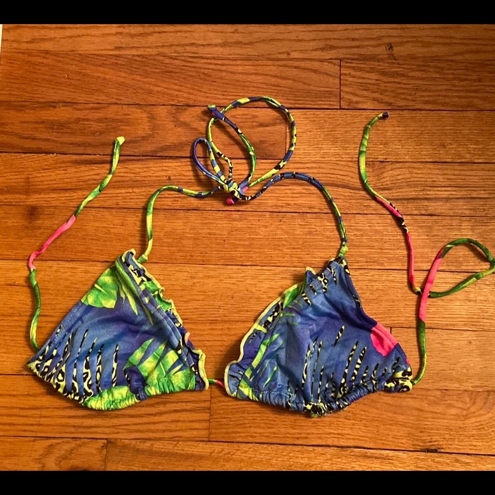 This bikini top matches the thong bottom further down in this page